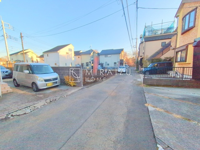 【周辺】 | スッキリとした形が上品な広々ワイドキッチンです。レンジフードもすっきりとした造りなので圧迫感もございません。窓もあり明るい空間の中で毎日お料理することが可能です。収納スペースも広いのが嬉しいですね。
