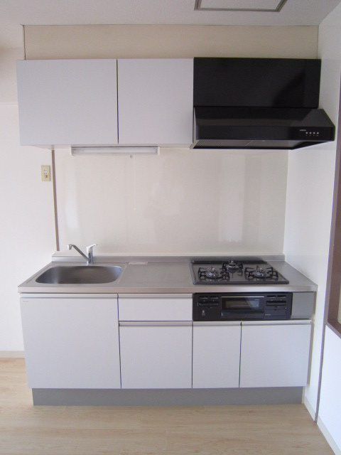 エクセル秋山のキッチン|コンパクトなキッチンで掃除もラクラク