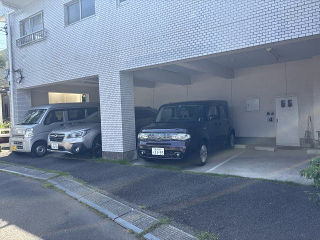 コスミック湘南の駐車場