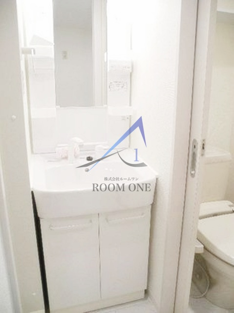 サンルージュ横浜の洗面所|独立洗面台です。