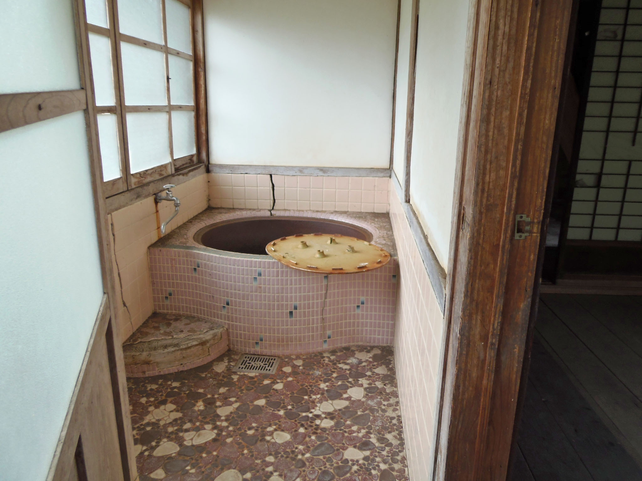福知山市字田和の中古一戸建の浴室|五右衛門風呂