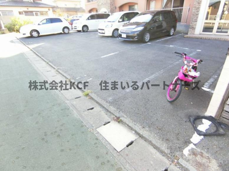 ルネス荒木三番館の駐車場|駐車場です