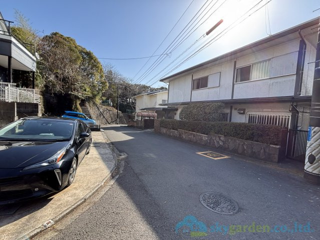 大磯町西小磯　中古戸建の前面道路含む現地写真
