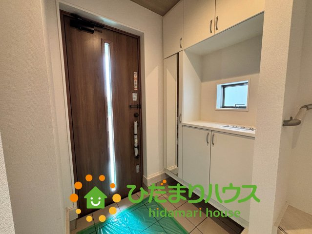 久喜市久喜東10期　新築一戸建て　09　グラファーレの玄関