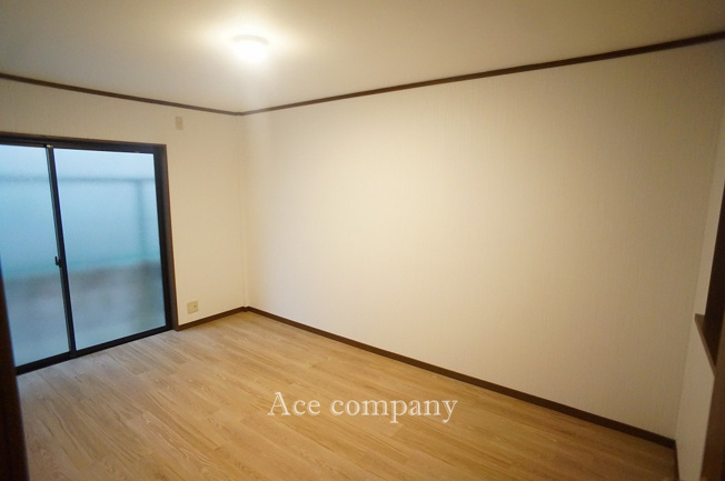 【子供部屋】 | 東大阪市御厨栄町2丁目 | 【1階：洋室6.7帖】1階窓外、室外機置けるほどのスペースあります♪