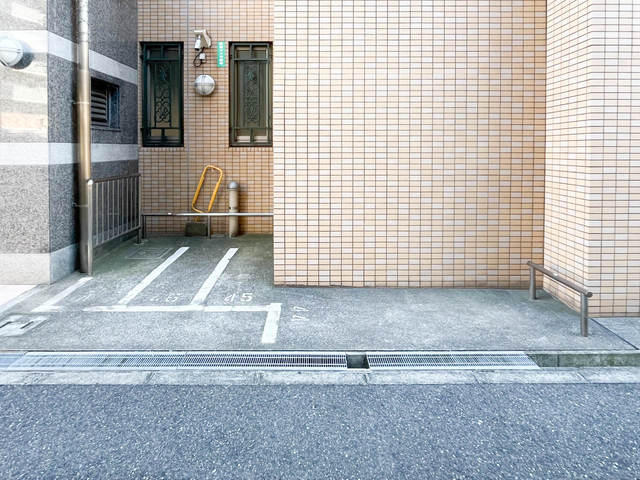 メゾン西梅田の駐車場