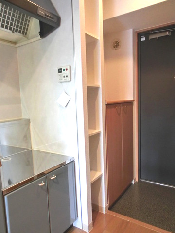 メゾン西梅田の収納|玄関キッチン横にも収納