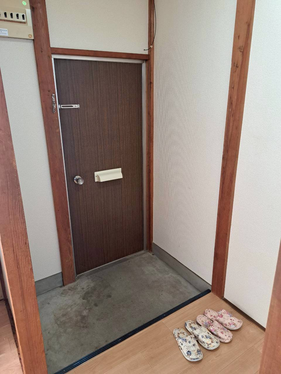 新潟市中央区女池３丁目のアパートの玄関
