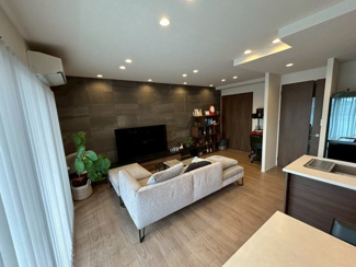 【居間・リビング】 | コンツェルトスクエアガーデン | リビングにエコカラットを採用しています。調湿・消臭・断熱・防汚の性能効果有り。