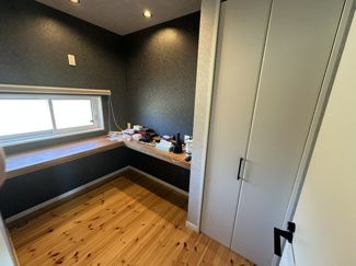 【洋室】 | 【北杜市明野町上手】南アルプス等の山並みが望める築浅物件 | ２階の洋室（書斎）