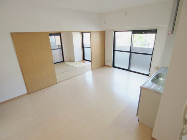 パークヒルズ6番館の居間・リビング