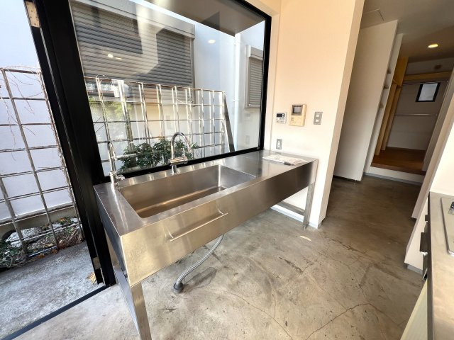 光がたっぷり降り注ぐ！片瀬に別荘のようなデザイナーズハウスはいかがでしょう♪【リフォーム】藤沢市片瀬3丁目中古戸建のキッチン|使いやすいキッチンです