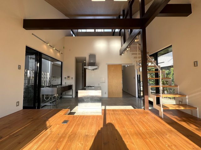 光がたっぷり降り注ぐ！片瀬に別荘のようなデザイナーズハウスはいかがでしょう♪【リフォーム】藤沢市片瀬3丁目中古戸建の居間・リビング|こちらの居間で趣味の時間をお楽しみください