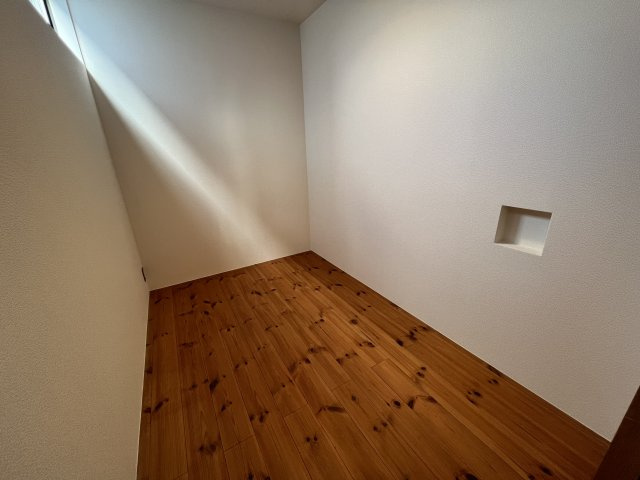 光がたっぷり降り注ぐ！片瀬に別荘のようなデザイナーズハウスはいかがでしょう♪【リフォーム】藤沢市片瀬3丁目中古戸建の洋室|落ち着いた色調の洋室です