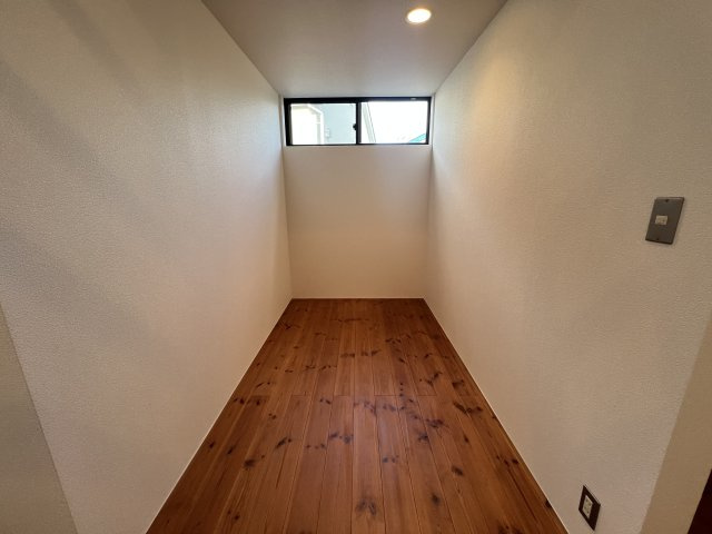 光がたっぷり降り注ぐ！片瀬に別荘のようなデザイナーズハウスはいかがでしょう♪【リフォーム】藤沢市片瀬3丁目中古戸建の寝室|落ち着いて過ごせるお部屋なので、寝室にいかがでしょうか