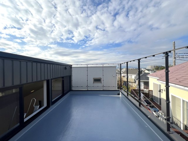 光がたっぷり降り注ぐ！片瀬に別荘のようなデザイナーズハウスはいかがでしょう♪【リフォーム】藤沢市片瀬3丁目中古戸建のバルコニー|お洗濯にも便利なバルコニー付き