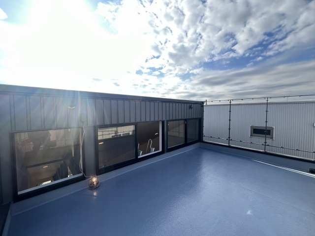 光がたっぷり降り注ぐ！片瀬に別荘のようなデザイナーズハウスはいかがでしょう♪【リフォーム】藤沢市片瀬3丁目中古戸建のバルコニー|バルコニーからの眺めを楽しみながら食事をしませんか