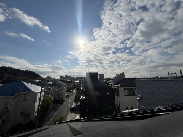 光がたっぷり降り注ぐ！片瀬に別荘のようなデザイナーズハウスはいかがでしょう♪【リフォーム】藤沢市片瀬3丁目中古戸建の洋室|落ち着いた色調の洋室です