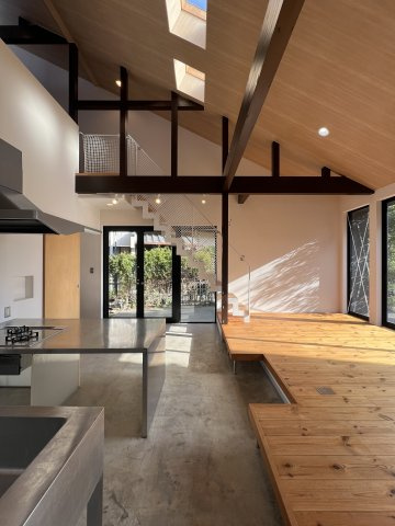 光がたっぷり降り注ぐ！片瀬に別荘のようなデザイナーズハウスはいかがでしょう♪【リフォーム】藤沢市片瀬3丁目中古戸建