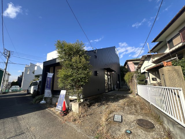 光がたっぷり降り注ぐ！片瀬に別荘のようなデザイナーズハウスはいかがでしょう♪【リフォーム】藤沢市片瀬3丁目中古戸建の駐車場|駐車場があります