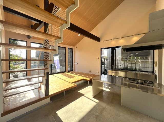 光がたっぷり降り注ぐ！片瀬に別荘のようなデザイナーズハウスはいかがでしょう♪【リフォーム】藤沢市片瀬3丁目中古戸建の居間・リビング|こちらのリビングで趣味の時間をお楽しみください