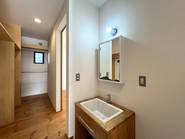 光がたっぷり降り注ぐ！片瀬に別荘のようなデザイナーズハウスはいかがでしょう♪【リフォーム】藤沢市片瀬3丁目中古戸建の独立洗面台|独立洗面化粧台付き