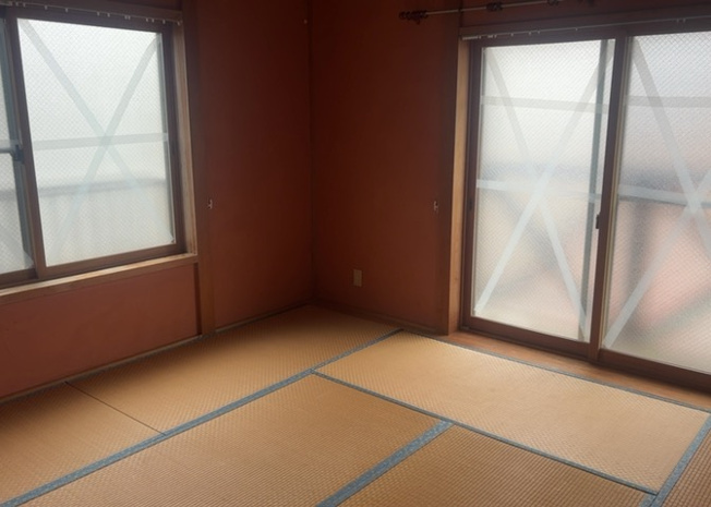 【寝室】 | 寝室でゆっくりと過ごすためにはベッド周りの適度な空間を担保することや窓の位置、照明の明るさ、寝室の広さなどを考える必要があります。自身や家族の構成とライフスタイルに併せて寝室にする部屋を選びましょう！