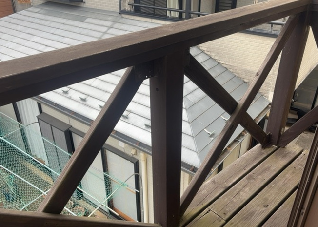 【バルコニー】 | バルコニーは、室外の専用スペースのうち、「屋根がなく開放された空間」であるものを指します。ベランダより広いタイプのものが多く、日当たりもよいため家庭菜園などを楽しみたい人にとって適した環境となります。