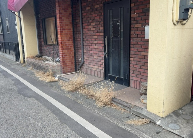 【庭】 | 庭があることでガーデニングや家庭菜園はもちろん、こどもの遊び場やペットを放して遊ぶことができます。また、家の周囲に余裕があるということです。隣地との間があれば、十分な日当たりと、風通しが確保できます。