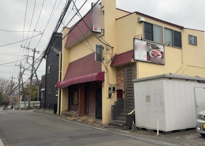 【前面道路含む現地写真】 | 住宅用の土地では前面道路に2m以上接していなければならないと法律で定められています。しかし、お持ちの車のサイズやライフスタイルなどにより、2mでは利便が悪い場合もございますので、事前に確認しましょう。
