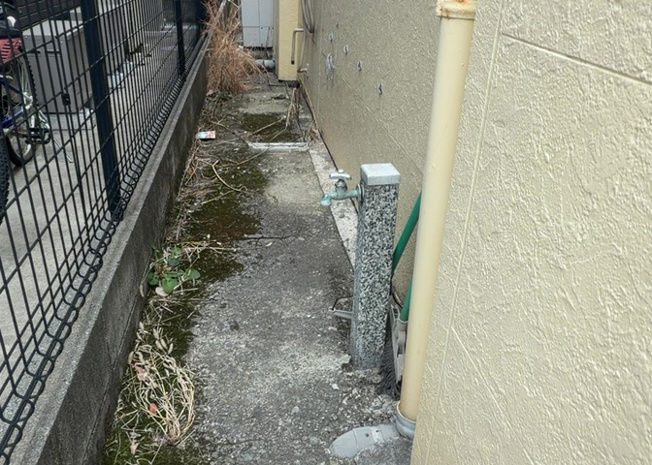 【設備】 | 敷地内に散水栓や立水栓があると便利です。水道水を直接利用できるため、水を運ぶ手間を省くことが出来ます。大量の水を必要とする洗車作業や清掃などに役立ちます。その他設備とあわせて、現地でご確認ください。