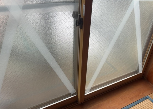 【内装】 | サッシは、ガラス窓に使用される金属製の窓枠です。一般的に住宅建築では、金属製建具工事の段階でガラス類・玄関などと同時に設置されます。種類や構造により断熱性能や遮音性能が異なるので現地でご確認ください。