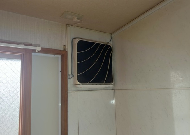 【冷暖房・空調設備】 | ２４時間換気と一般的な換気扇は役割が違います。２４時間換気は室内の空気を循環して、シックハウスや結露を防ぐ役割があるため常に動かす必要があります。一方の換気扇の役割は短期間で空気を入れ替えることです。