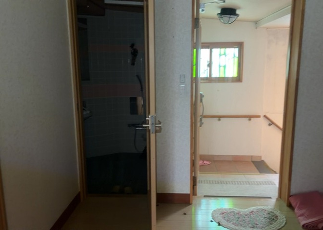 【脱衣所】 | 多くの戸建て住宅で見かける洗面脱衣所は、洗面台と洗濯機が2畳ほどのスペースに並べられていて、洗面所が脱衣所を兼ね備えている間取りが一般的です。お客様が利用することもある、パブリックな空間でもあります。