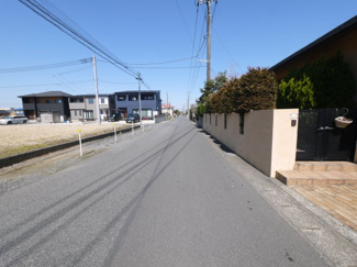 【前面道路含む現地写真】 | 茂原市小林　平屋中古戸建 | 平成13年4月築 4LDK平屋建 敷地約167坪リビング約25帖 カーポート3台都市ガス 閑静な立地