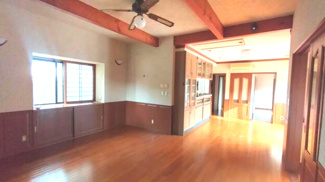 【居間・リビング】 | 茂原市小林　平屋中古戸建 | 平成13年4月築 4LDK平屋建 敷地約167坪リビング約25帖 カーポート3台都市ガス 閑静な立地