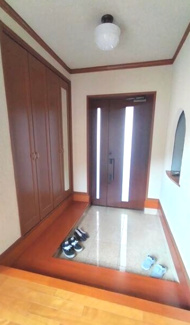 【玄関】 | 茂原市小林　平屋中古戸建 | 平成13年4月築 4LDK平屋建 敷地約167坪リビング約25帖 カーポート3台都市ガス 閑静な立地