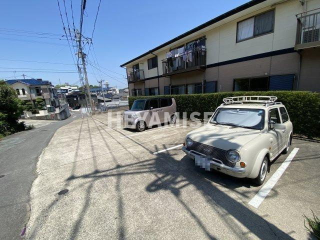 フルールヒルズの駐車場