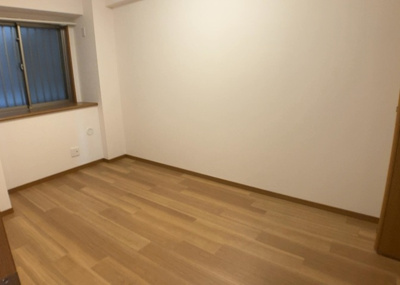 【中庭】 | Ｙライフ・ハーモニー玉川学園 | 中庭（パティオ）とは、一つの建築物の内部に設けられた、壁などで囲われている庭のことを指します。コの字型、ロの字型が主流ですが、L字型の中庭もあります。最近では、インテリア性の高さからも人気があります。