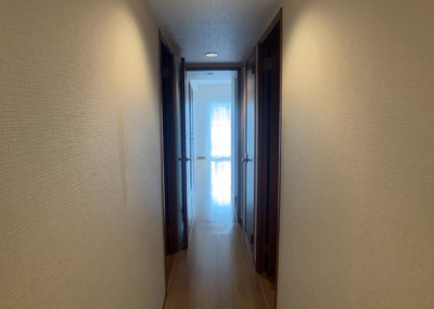 【ロビー】 | Ｙライフ・ハーモニー玉川学園 | ラウンジは、マンションの共用スペースに椅子やテーブルなどを配置した利用者が寛げる空間です。屋内型ラウンジと屋外型ラウンジがあります。共用部分の管理状況と合わせて、詳細については現地でご確認ください。