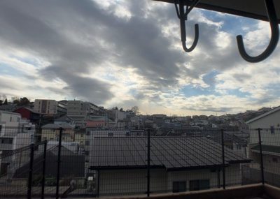 【設備】 | Ｙライフ・ハーモニー玉川学園 | エントランス付近に設置されている集合ポストは、住んでいる部屋と離れているため、ポストをあさるなど誰かに何かされていても被害に気づきにくいです。入居する時には他人に特定されにくい番号で鍵をかけましょう！