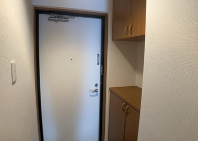 【ロビー】 | Ｙライフ・ハーモニー玉川学園 | ロビーというと、エントランスと何がちがうの？と思いますよね。実はロビーとエントランスには明確な決まりはありません。物件によっては、エントランスを入って広がるある程度の広さのある空間がロビーとなります。