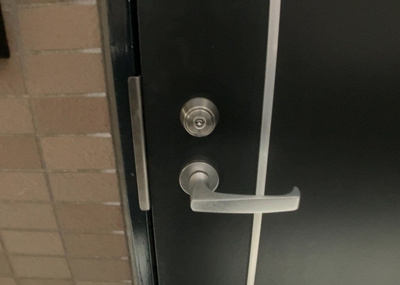 【玄関】 | Ｙライフ・ハーモニー玉川学園 | 玄関は家の顔でもあり、家族以外の目にも止まる場所です。玄関は外との間を仕切る扉、靴などをしまっておく収納スペース、靴脱ぎのたたきスペース、来客とのやり取りをするドアホンなど複数のアイテムからなります。