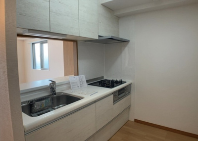 【展望】 | Ｙライフ・ハーモニー玉川学園 | 眺望の良さを楽しめるダイニングキッチンで家族団らんの時間を過ごしてはいかがでしょうか。バルコニーから見える景色を家族で眺める時間は、時間が経つのを忘れてしまいそうですね。是非、現地を見に行きましょう！