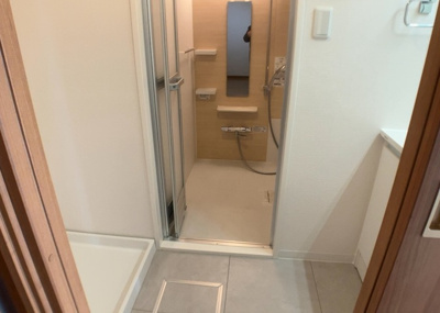 【駐輪場】 | Ｙライフ・ハーモニー玉川学園 | 車一台あたりに必要なスペースは、標準サイズの普通自動車で横幅2m50cm、長さ5mは必要になります。ただし、乗降のことも考慮して横幅3m30cm、長さ5m50cmほどは確保できるところを選びましょう。