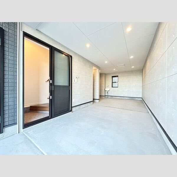 East Garage Placeの居間・リビング