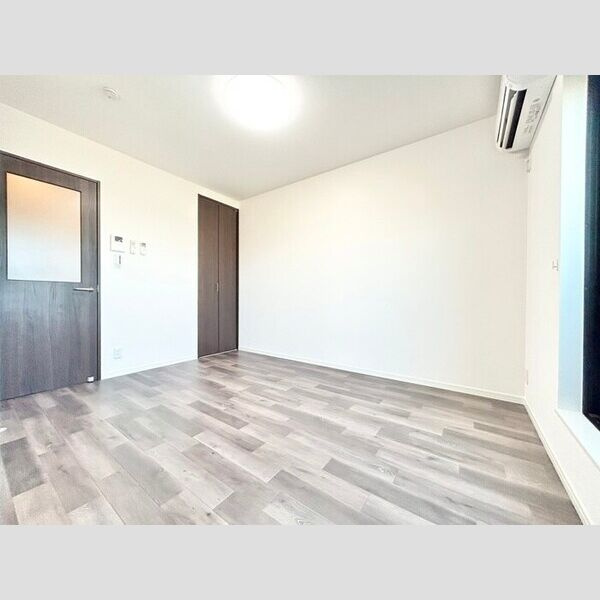 East Garage Placeの洋室