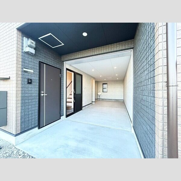 East Garage Placeの駐車場