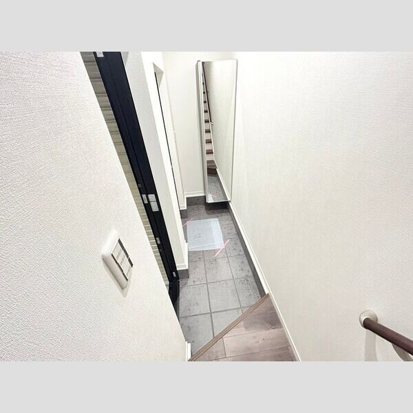 East Garage Placeの玄関