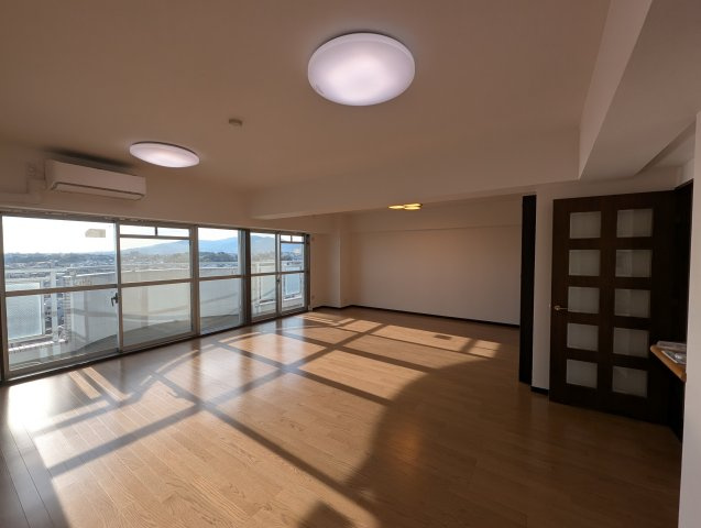 シャンテ川西4号の居間・リビング